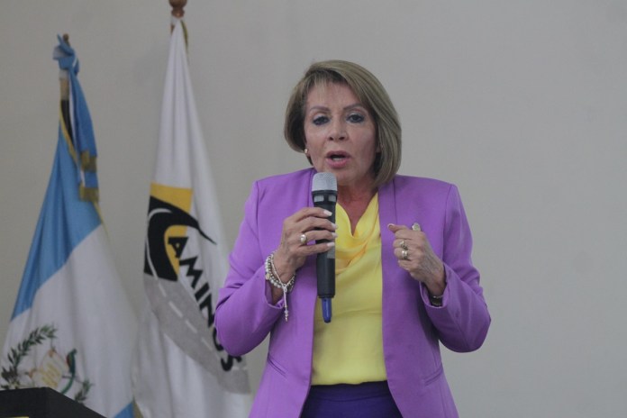 La Ministra de Comunicaciones Jazmín de la Vega explica los trabajos que tiene contemplado ante la llegada de las lluvias. (Foto: José Orozco/La Hora)