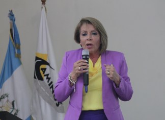 La Ministra de Comunicaciones Jazmín de la Vega explica los trabajos que tiene contemplado ante la llegada de las lluvias. (Foto: José Orozco/La Hora)