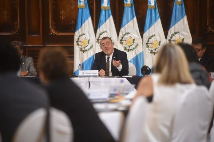El presidente, Bernardo Arévalo, presenta el programa de 