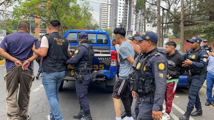 PNC detiene a tres supuestos secuestradores. Foto: PNC / La Hora