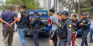 PNC detiene a tres supuestos secuestradores. Foto: PNC / La Hora