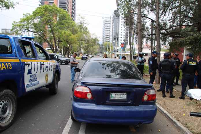 Vehículo con el que presuntamente se dedicaban a secuestrar a las víctimas. (Foto: PNC / La Hora)