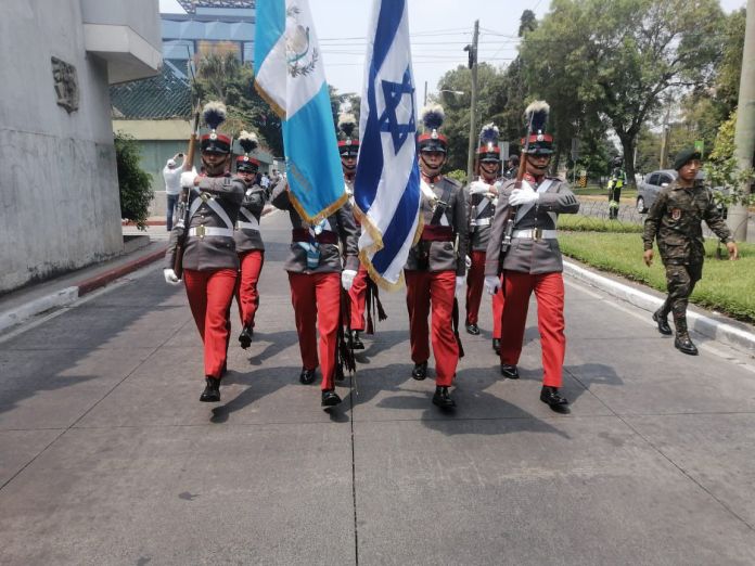 El Ejército de Guatemala desfila con la bandera de Israel y el pabellón nacional. Foto: La Hora / Mindef.