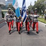 El Ejército de Guatemala desfila con la bandera de Israel y el pabellón nacional. Foto: La Hora / Mindef.
