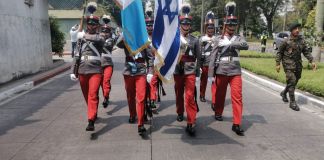El Ejército de Guatemala desfila con la bandera de Israel y el pabellón nacional. Foto: La Hora / Mindef.