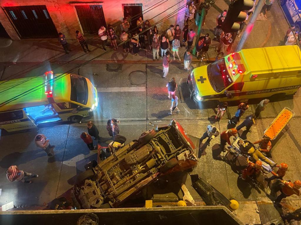 "Varias unidades de socorro acudieron al lugar, derivado de la magnitud de la emergencia." Foto: Fabricio Alonzo / La Hora