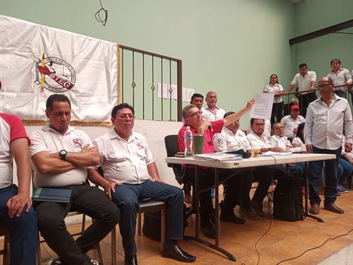 Joviel Acevedo acompañado de integrantes del STEG desde la Casa del Maestro. Foto La Hora / Cortesía