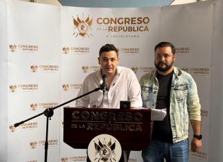 Los diputados Samuel Pérez y Ronalth Ochaeta informa de la querella contra el secretario general del MP, Ángel Pineda. Foto: La Hora