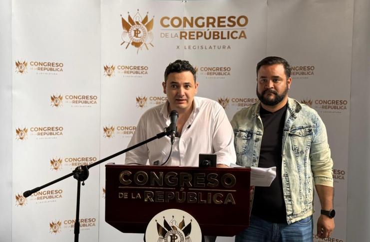 Los diputados Samuel Pérez y Ronalth Ochaeta informa de la querella contra el secretario general del MP, Ángel Pineda. Foto: La Hora
