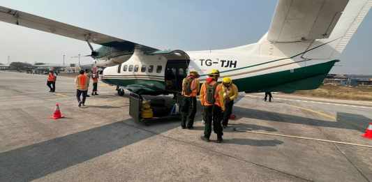 Personal de la CONRED se prepara para el sobrevuelo en áreas donde hay incendios activos en el parque nacional Laguna del Tigre, Petén. Foto: Conred/La Hora