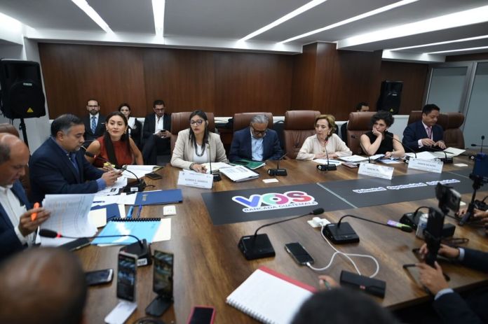 La titular de la SESAN, Mireya Palmieri, y la viceministra de Agricultura, Klemen Gamboa, acuden a una citación para explicar sobre la desnutrición aguda. Foto: Fabricio Alonzo