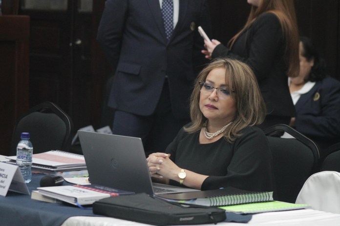La magistrada suspendida, Irma Elizabeth Palencia, entregó una cronología a la pesquisidora, sobre la denuncia de la UNE. Foto: José Orozco