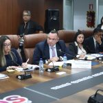 El viceministro de Economía, Héctor Marroquín, responde a los diputados las medidas para evitar más bloqueos a productos guatemaltecos en China. Foto: Fabricio Alonzo