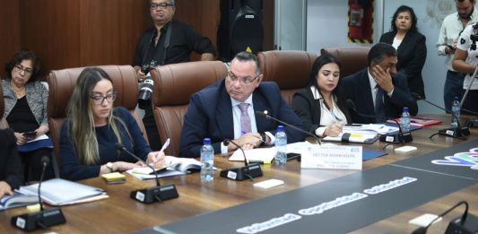 El viceministro de Economía, Héctor Marroquín, responde a los diputados las medidas para evitar más bloqueos a productos guatemaltecos en China. Foto: Fabricio Alonzo