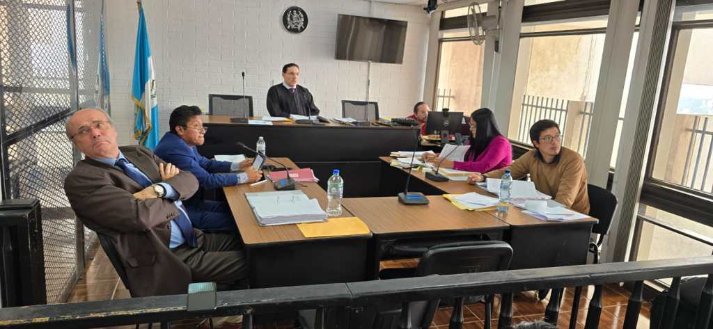 La audiencia en la cual Ulrich Gurtner, gerente general de Fedecocagua, solicitó el levantamiento del embargo de sus cuentas se desarrolló ante el juez de Extinción de Dominio, Marco Antonio Villeda. Foto: Sergio Osegueda/La Hora