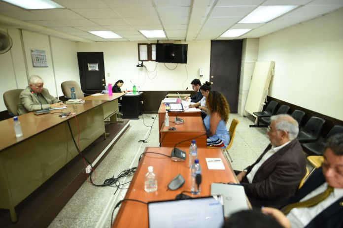 Mara López, madre de Gema Sagastume, declara ante el Tribunal Segundo de Sentencia Penal. Foto: Fabricio Alonzo/La Hora