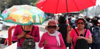 Mujeres sostienen sombrillas para protegerse del sol en la Ciudad de México (México). EFE/Mario Guzmán/La Hora