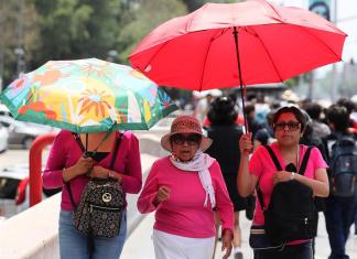 Mujeres sostienen sombrillas para protegerse del sol en la Ciudad de México (México). EFE/Mario Guzmán/La Hora