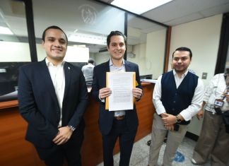 "El abogado Edgar Ortiz, presentó una acción de amparo que pretende eliminar secretividad del Pacto Colectivo", Foto: Fabricio Alonzo / La Hora.