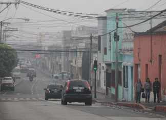 "Mineduc suspende actividades al aire libre en todos los centros educativos públicos y privados del departamento de Guatemala, por las condiciones dañinas del aire" Foto: José Orozco / La Hora