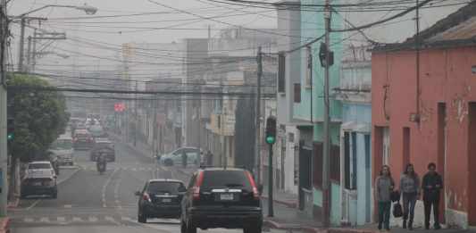 "Mineduc suspende actividades al aire libre en todos los centros educativos públicos y privados del departamento de Guatemala, por las condiciones dañinas del aire" Foto: José Orozco / La Hora