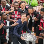 El técnico de Bayer Leverkusen Xabi Alonso celebra con el trofeo de campeones de la Bundesliga, el sábado 18 de mayo de 2024