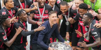 El técnico de Bayer Leverkusen Xabi Alonso celebra con el trofeo de campeones de la Bundesliga, el sábado 18 de mayo de 2024