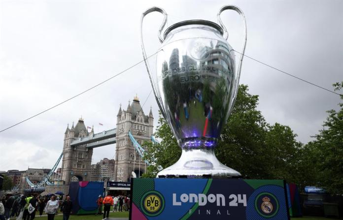Réplica del trofeo de la Liga de Campeones en Londres. EFE/EPA/ANDY RAIN