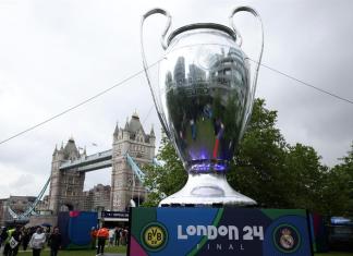 Réplica del trofeo de la Liga de Campeones en Londres. EFE/EPA/ANDY RAIN