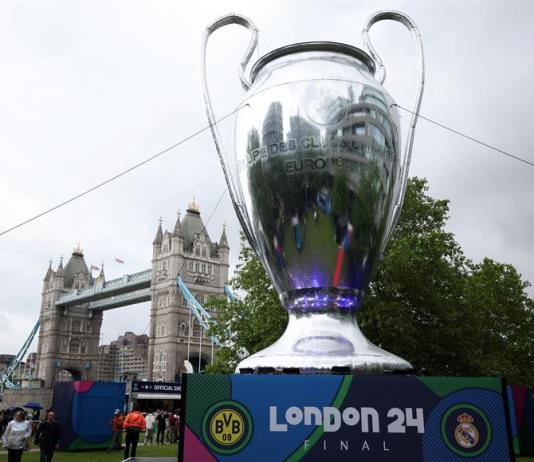 Réplica del trofeo de la Liga de Campeones en Londres. EFE/EPA/ANDY RAIN