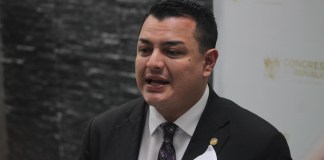 El diputado Byron Rodríguez, del partido Todos, cuestionó el supuesto nombramiento de un nuevo director de Aeronáutica Civil. José Orozco/La Hora