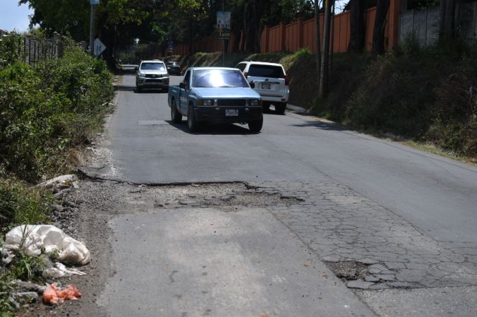 El CIV tuvo a su disposición presupuesto como nunca en los cuatro años de gobierno de Alejandro Giammattei. En algunos casos, como en esta carretera de San José Pinula, se autorizaron los fondos, pero no se pagó a compañía. 