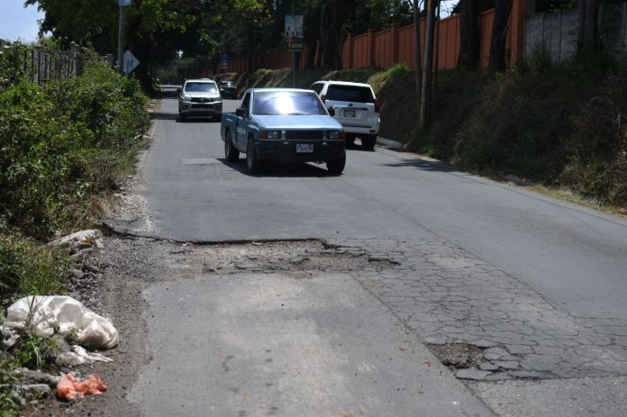 El CIV tuvo a su disposición presupuesto como nunca en los cuatro años de gobierno de Alejandro Giammattei. En algunos casos, como en esta carretera de San José Pinula, se autorizaron los fondos, pero no se pagó a compañía.