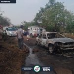 "Bomberos sofocan las llamas del vehículo incendiado y localizan dos cuerpos calcinados en el interior" Foto: Bomberos Municipales Departamentales (ASONBOMD)