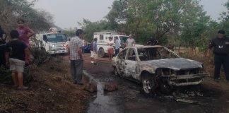 "Bomberos sofocan las llamas del vehículo incendiado y localizan dos cuerpos calcinados en el interior" Foto: Bomberos Municipales Departamentales (ASONBOMD)