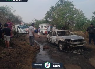 "Bomberos sofocan las llamas del vehículo incendiado y localizan dos cuerpos calcinados en el interior" Foto: Bomberos Municipales Departamentales (ASONBOMD)