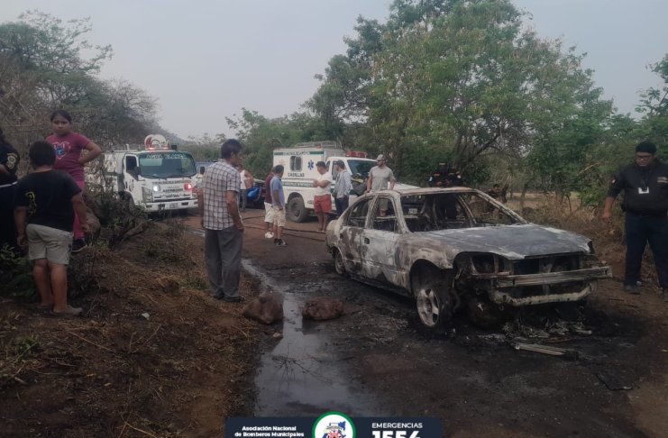 "Bomberos sofocan las llamas del vehículo incendiado y localizan dos cuerpos calcinados en el interior" Foto: Bomberos Municipales Departamentales (ASONBOMD)