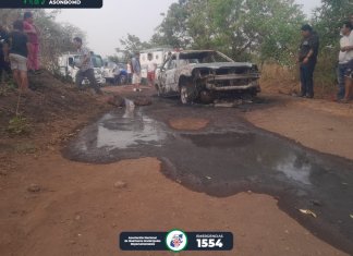 "Bomberos sofocan las llamas del vehículo incendiado y localizan dos cuerpos calcinados en el interior" Foto: Bomberos Municipales Departamentales (ASONBOMD)/La Hora