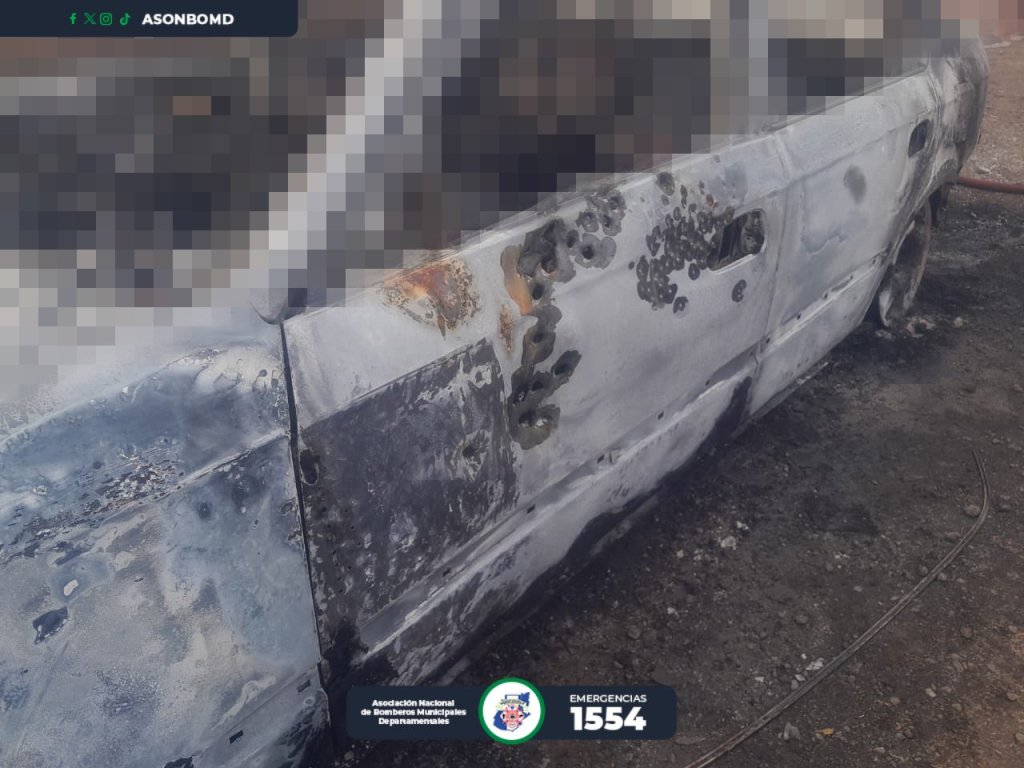 "A simple vista se puede observar que el vehículo presentaba perforaciones de bala en la puerta del conductor" Foto: Bomberos Municipales Departamentales (ASONBOMD)/La Hora