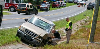 "Autoridades trabajan en el sitio de un accidente mortal luego de que un autobús con trabajadores agrícolas a bordo chocó contra una camioneta en una autopista cercana a Dunnellon, Florida, el martes 14 de mayo de 2024." (AP Foto/Alan Youngblood)