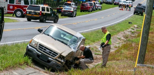 "Autoridades trabajan en el sitio de un accidente mortal luego de que un autobús con trabajadores agrícolas a bordo chocó contra una camioneta en una autopista cercana a Dunnellon, Florida, el martes 14 de mayo de 2024." (AP Foto/Alan Youngblood)