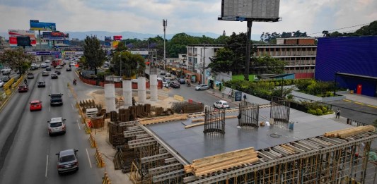 Paso a desnivel de la calzada Roosevelt a cargo de CEBCO, que está suspendido. Foto: SNIP.