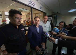 Por las presuntas anomalías encontradas en el programa Cocinas Dignas y en la construcción de los pasos a desnivel en la capital, diputados de la bancada VOS presentaron una denuncia en Tribunales. Foto: José Orozco/La Hora