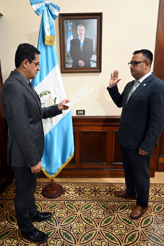 JosÃ© Fernando Suriano Buezo es juramentado como viceministro de Transportes, del Ministerio de Comunicaciones, Infraestructura y Vivienda (CIV). Foto: SecretarÃ­a General de la Presidencia