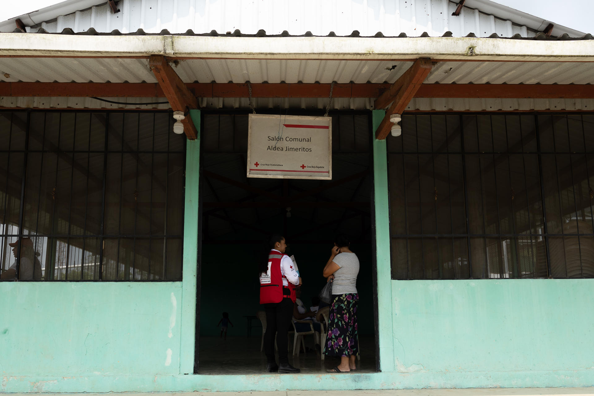 Una delegada de la Cruz Roja guatemalteca dialoga con una comunitaria de la aldea Jimeritos, en el extremo noroeste de Guatemala a escasos kilómetros de la frontera con Honduras, durante una charla de prevención por contagios de dengue, el pasado 2 de mayo