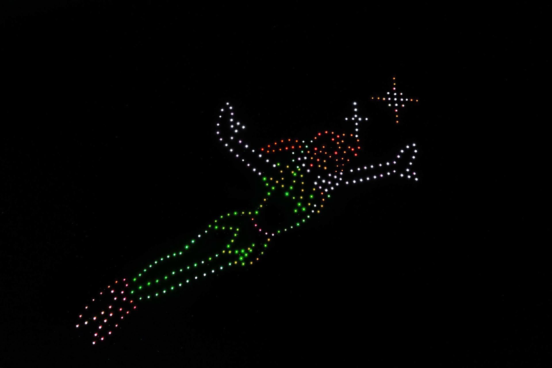 Fotografía cedida por Disney donde aparecen unos drones mientras forman al personaje de Peter Pan en el cielo, durante las pruebas del nuevo espectáculo nocturno de drones, en Lake Buena Vista 
