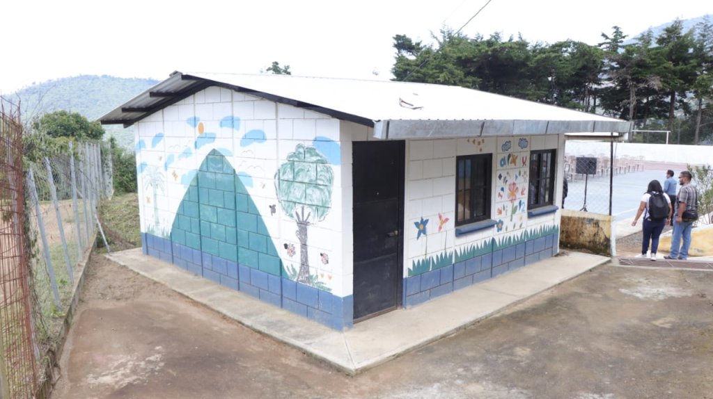Escuela en aldea El Hato, Antigua Guatemala, que fue mejorada por Grupo Comavisa a un costo de Q4.5 millones. Foto: SNIP.