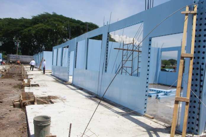 Las paredes de las escuelas bicentenario son de lego PVC que, según denunció el CIV, solo es proveído por una empresa. Foto: La Hora / CIV.