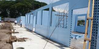 Las paredes de las escuelas bicentenario son de lego PVC que, según denunció el CIV, solo es proveído por una empresa. Foto: La Hora / CIV.