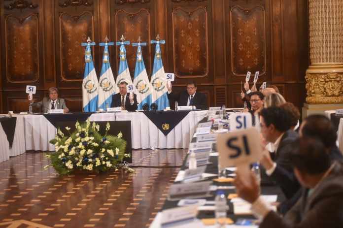 Los montos máximos de inversión de cada departamento y región fueron aprobados por unanimidad. Foto: Fabricio Alonzo/La Hora